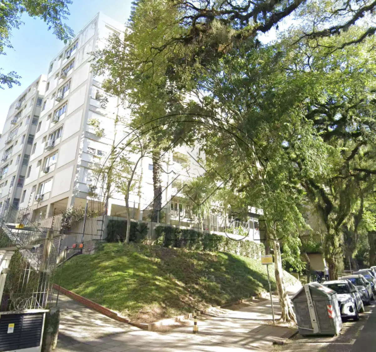 LOTE 005 - APARTAMENTO NO BAIRRO MOINHOS DE VENTO COM VAGA POR CONVENÇÃO