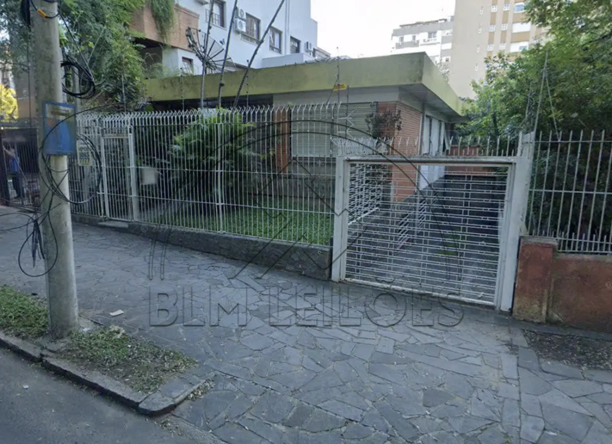 LOTE 006 - EXCELENTE CASA COMERCIAL NO MENINO DEUS
